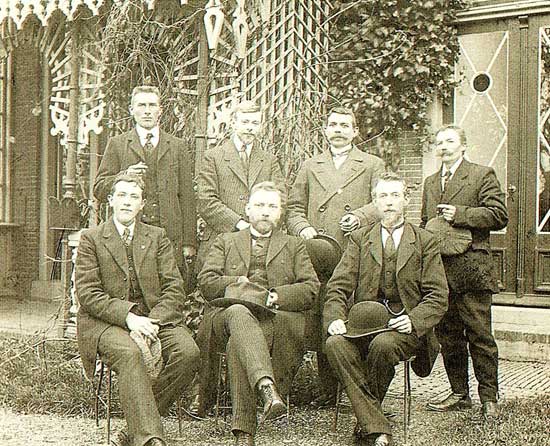 Het bestuur van de vereniging &lsquo;Floralia&rsquo; uit Venhuizen, gefotografeerd in omstreeks 1912.