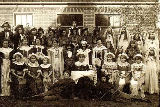 Foto uit omstreeks 1920 van leerlingen van de Langendijker Muziekschool in ZuidScharwoude.