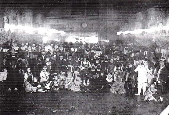 De Hoornse Dansclub OLA hield op 27 februari 1916 een bal masqu&eacute; in Het Park.
