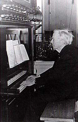 Dirk Saal uit Wognum, gefotografeerd aan het orgel.