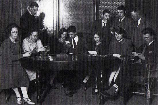 Bijeenkomst van de fotoclub van Hoorn omstreeks 1930 in de Witte Engel.