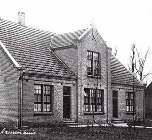 In 1913 werd aan de Middenweg te Heerhugowaard dit Armenhuis gebouwd.