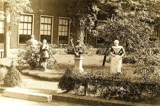 Foto uit 1936 van de binnenplaats van het protestantse weeshuis van de stad Hoorn.
