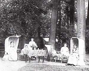 Tuin van het stadsziekenhuis van Hoorn, gefotografeerd omstreeks 1900.