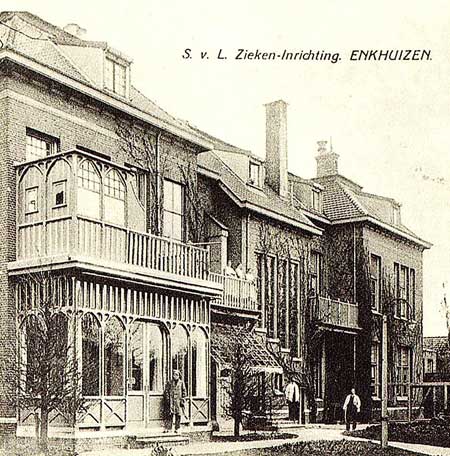 De achterzijde van het Snouck van Loosenziekenhuis aan de Vijzelstraat te Enkhuizen.