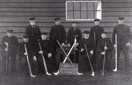 Foto van de Andijker kolfclub Tot Uitspanning uit 1917.