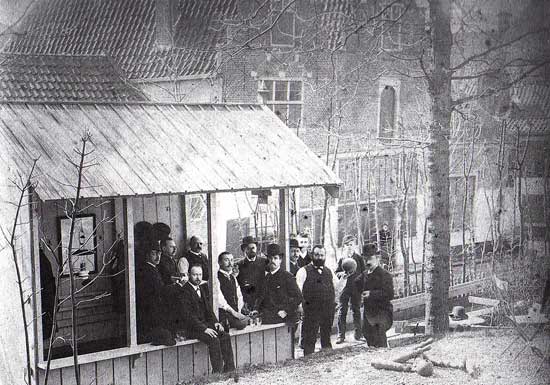 Foto uit ca. 1880 van enige heren bij de kegelbaan van de Grote of Herensoci&euml;teit aan de Noorderstraat van Hoorn.