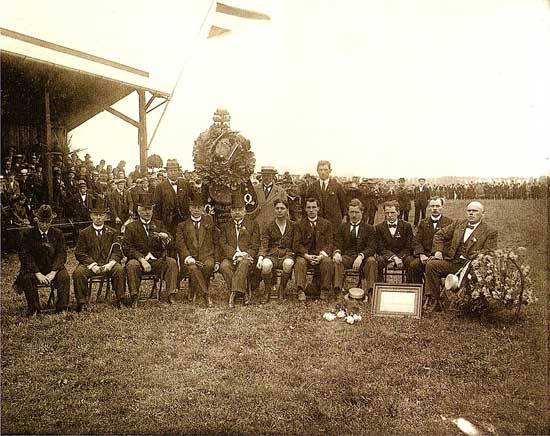 Opening van het sportpark Hollandia aan de Geldelozeweg in Hoorn in 1922.