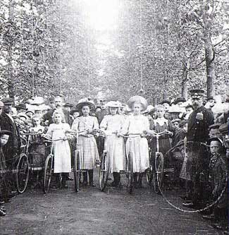 Onder grote belangstelling vertrok in 1906 een groepje meisjes uit Heerhugowaard voor een fietstochtje door de polder.