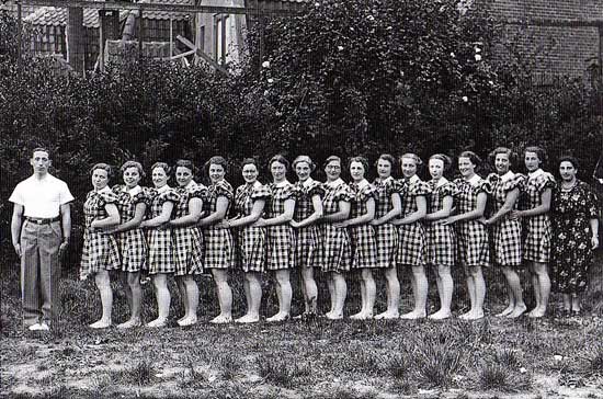 Zestien dames van de Hoornse gymnastiekvereniging Alleb&eacute; staan in 1938 keurig in het gelid.