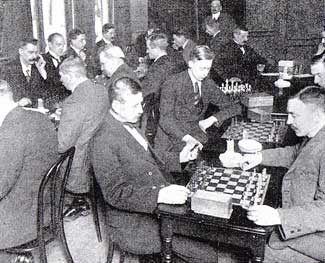 Impressie van de in 1926 gehouden schaakwedstrijd.