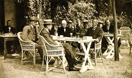 Op 5 augustus 1925 hield de Alkmaarse Schaak- en Damclub haar jaarlijkse wedstrijd in de stedelijke muziektuin.