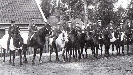 Groepsfoto van de Ursemmer ruitervereniging.