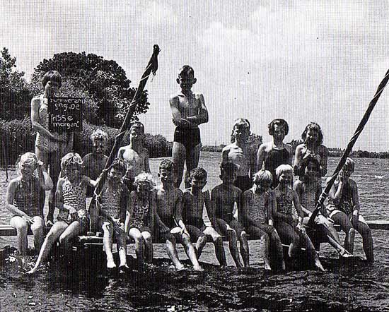 In de zomer was het water van De Rijd in Nieuwe Niedorp het domein van zwemmers.
