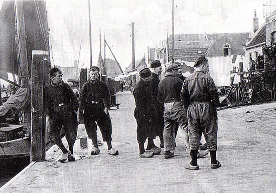 In 1931 trok C.K. Elout, journalist van het Algemeen Handelsblad, langs de steden en dorpen van Zuiderzee.