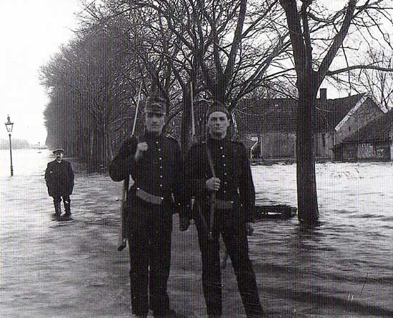 Na de overstroming van de Anna Paulownapolder in 1916 werd het leger ingezet.