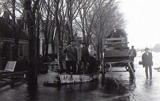 Bedriegelijke foto uit 1916 van de Molenvaart in Kleine Sluis.