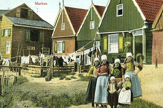 Kinderen in de traditionele klederdracht op Marken.