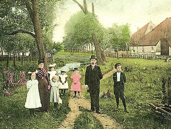 Familiefoto, genomen rond 1910 op een landweggetje vlakbij Bergen.