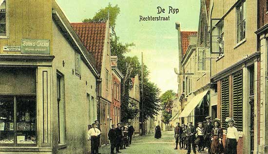 Bewoners van de Rechterstraat in De Rijp poseerden omstreeks 1910 voor de fotograaf.