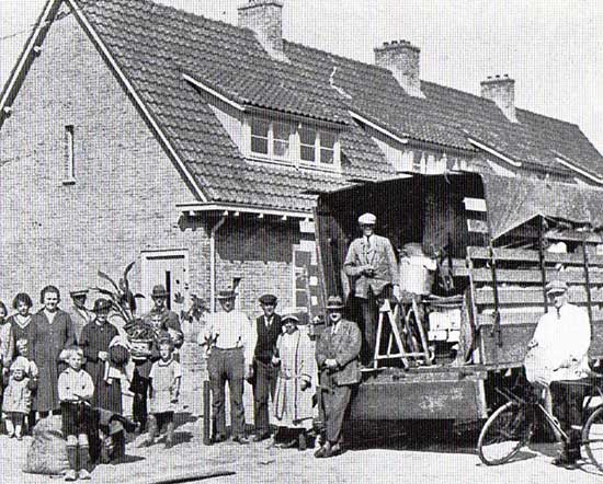 De eerste bewoners van het dorp Slootdorp in de in 1930 drooggelegde Wieringermeer trekken in hun huizen.