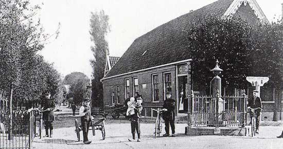 De Dr. Nuyensstraat rond 1900. Westwoud eerde de beroemde huisarts al snel met een eigen straat.