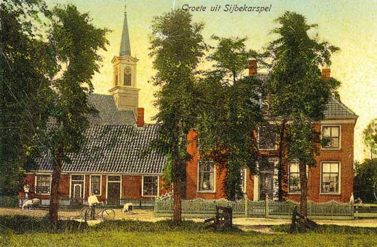 De fundamenten van de kerk in Sijbekarspel stammen uit 1547; de dakruiter is na 1850 geplaatst.