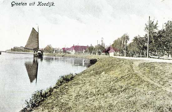 Langs het Noordhollands Kanaal ter hoogte van Koedijk loopt de Westfriese Omringdijk.