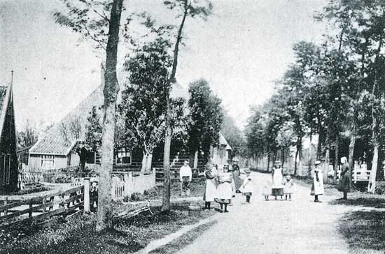 Foto van omstreeks 1910 van buurtschap De Gouw bij Hoogwoud.