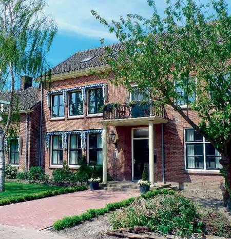 Het voormalige bankkantoor/postkantoor aan de Dorpsstraat in Wervershoof.