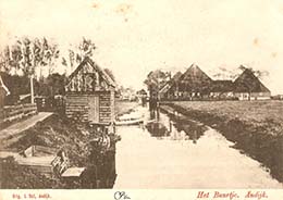 Ansicht met de beide boerderijen.