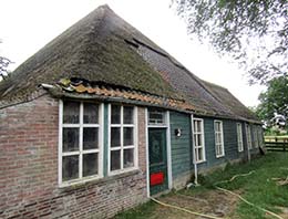 Voorzijde met voordeur. Rechts daarvan het voormalige woongedeelte, links de stallen.