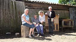 Aan een koppie, v.l.n.r. Ina Broekhuizen, Simon van der Meer, Kitty Smit en Sam Bruin.