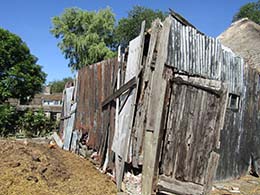 De oude schuur, restant van de kapberg, achter de boerderij.