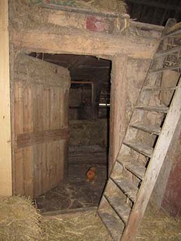 Deurtje van de berg naar de stal met ladder in de berg.