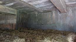 Woonkamer met hooibalen.