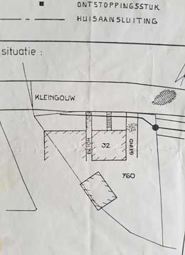 Plattegrond met huis (32), en links daarvan de schuur met schuitenhok en schuin achter het huis de drogerij.