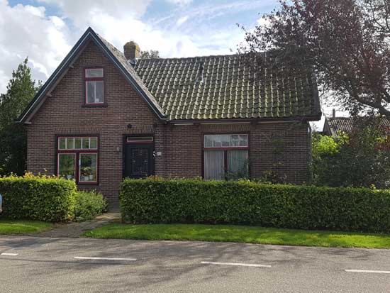 De woning en de eerste schuur zijn gebouwd rond 1920.