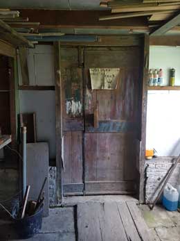 Deur naar de overkapping annex garage.