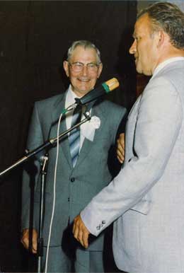 Ab Wit ontvangt op 5-09-1986 uit handen van burgemeester H. de Nijs de legpenning van verdienste...