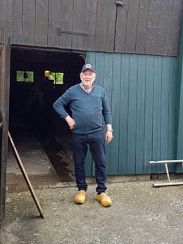 Gerbrand Schilder, eigenaar van de stolp en de boet die daarachter staat.
