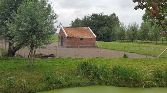 Het boetje gezien vanaf de weg naar de buren.