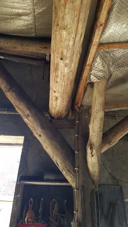 Het dak bestaat uit een dubbel vierkant. Beeld van de constructie aan de binnenzijde.
