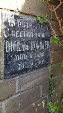 Eerste steen, gelegd in de muur van het dubbele woonhuis op 30 september 1944.