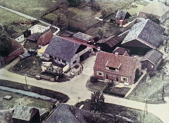 Luchtfoto van de bebouwing op de hoek van de Ooievaarsweg-Langereis, 1956.