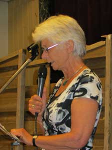 Gerda Wester leest haar West-Friese verhaal, dat gepubliceerd is in het jaarboek, voor.