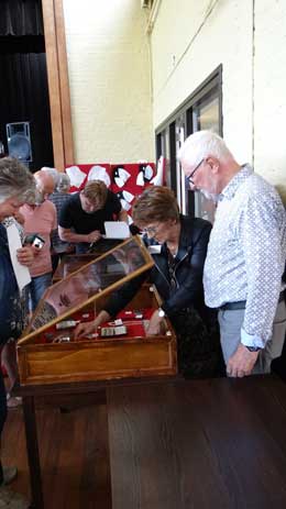 Fred en Lies Smit achter een vitrine met sieraden en andere kostbare voorwerpen.