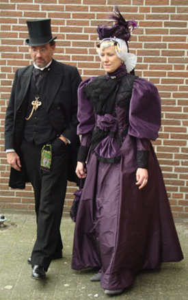  Miss Geja samen met de maker van het kostuum Hans Verberne.
