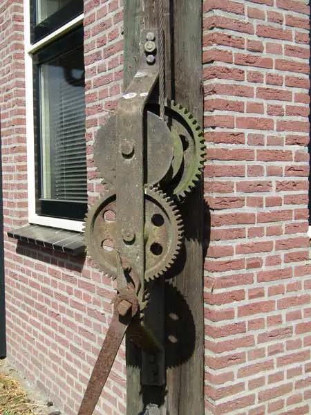Een lier tegen de nieuwe muur aan.