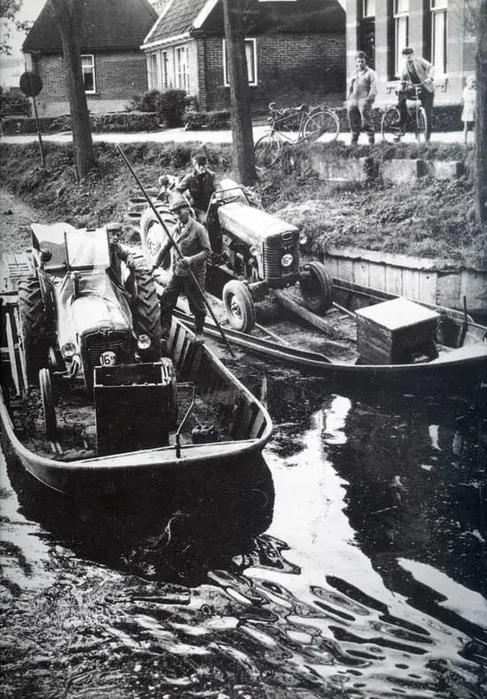 Tot ver in de 20ste eeuw ging veel goederenverkeer in West-Friesland per boot.